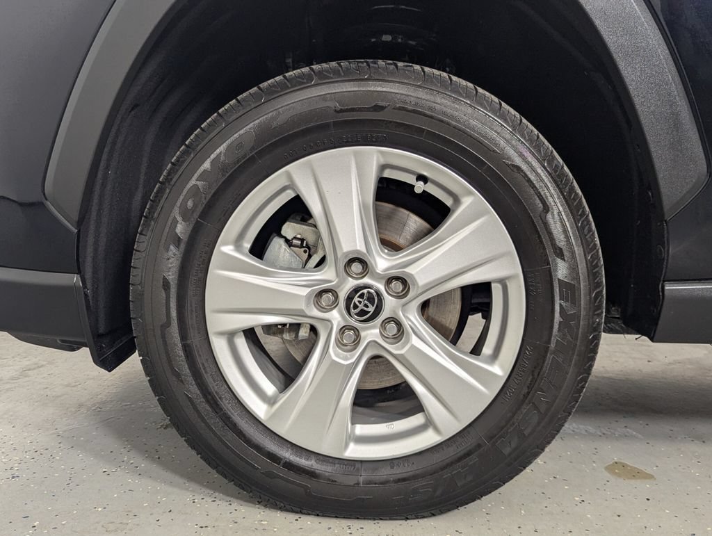 Used 2020 Toyota RAV4 XLE AWD/4WD image 9