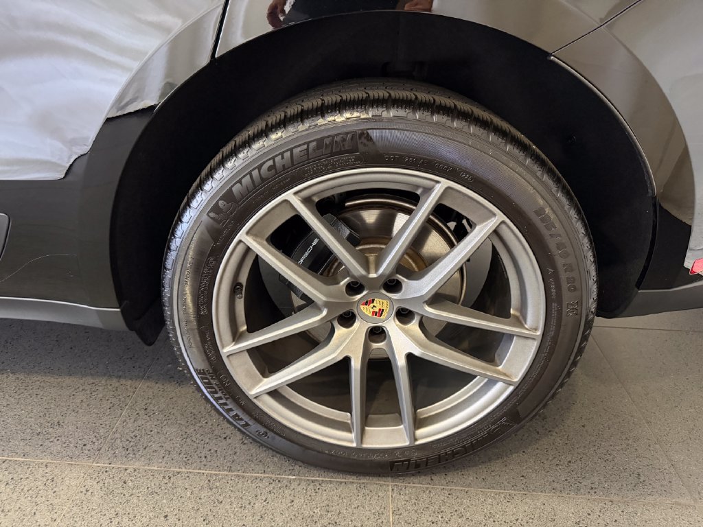 Certified 2026 Porsche Macan AWD/4WD image 11