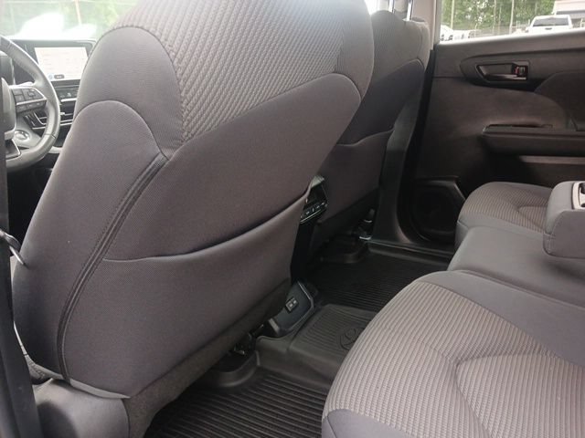 Used 2023 Toyota Highlander LE FWD image 12