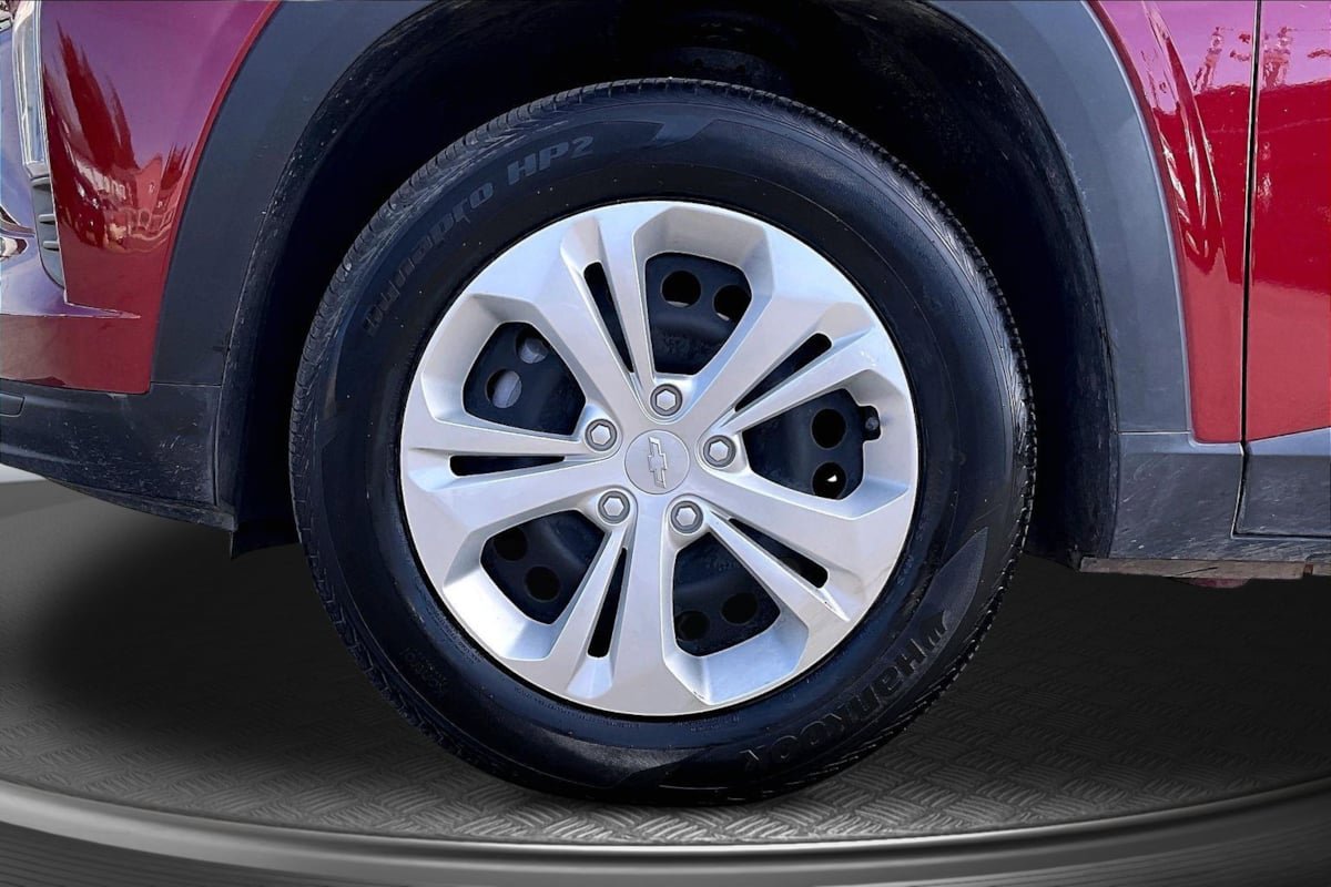 Used 2025 Chevrolet Trax LS FWD image 9