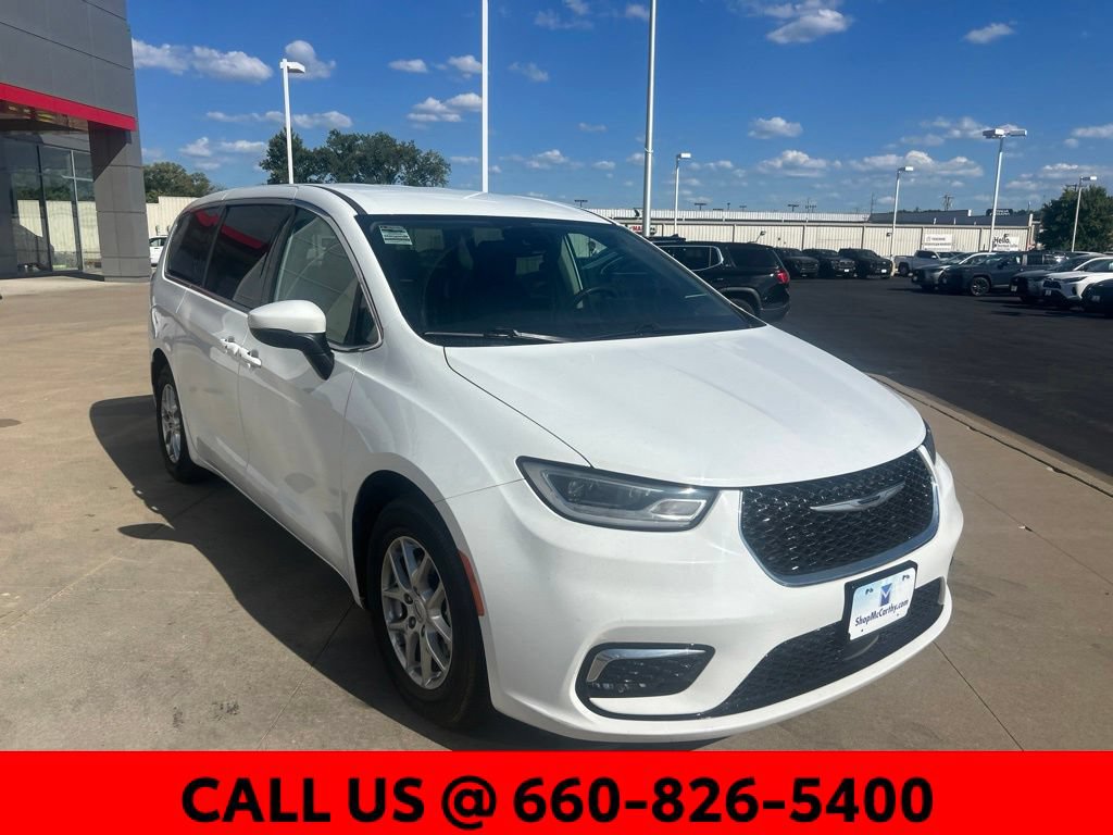 Used 2023 Chrysler Pacifica Touring-L FWD image 4