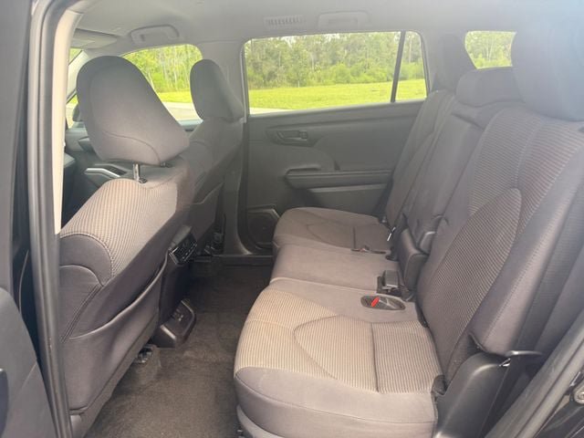 Used 2025 Toyota Highlander LE FWD image 12