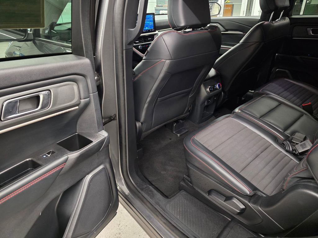 Used 2025 Ford Explorer ST-Line w/ ST-Line Street Pack image 28