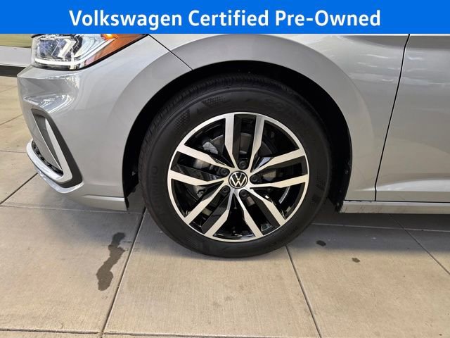 Certified 2025 Volkswagen Jetta SE w/ Sunroof Package image 31
