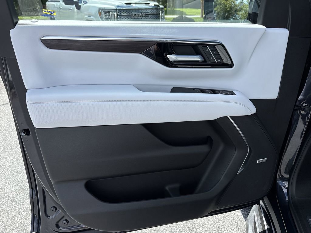 New 2025 Chevrolet Suburban Premier image 23