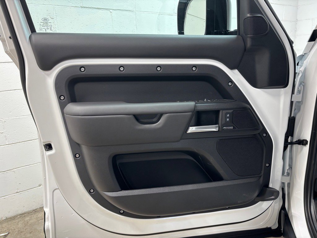 New 2025 Land Rover Defender 130 V8 AWD/4WD image 25