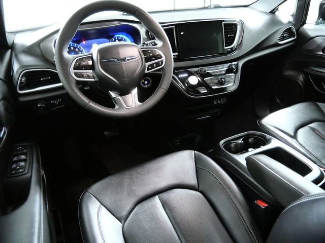 Used 2025 Chrysler Pacifica Select FWD image 4