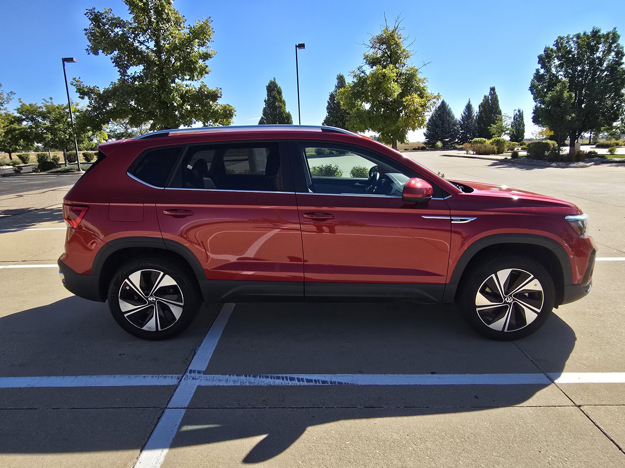 Used 2024 Volkswagen Taos SE w/ Panoramic Sunroof Package AWD/4WD image 7