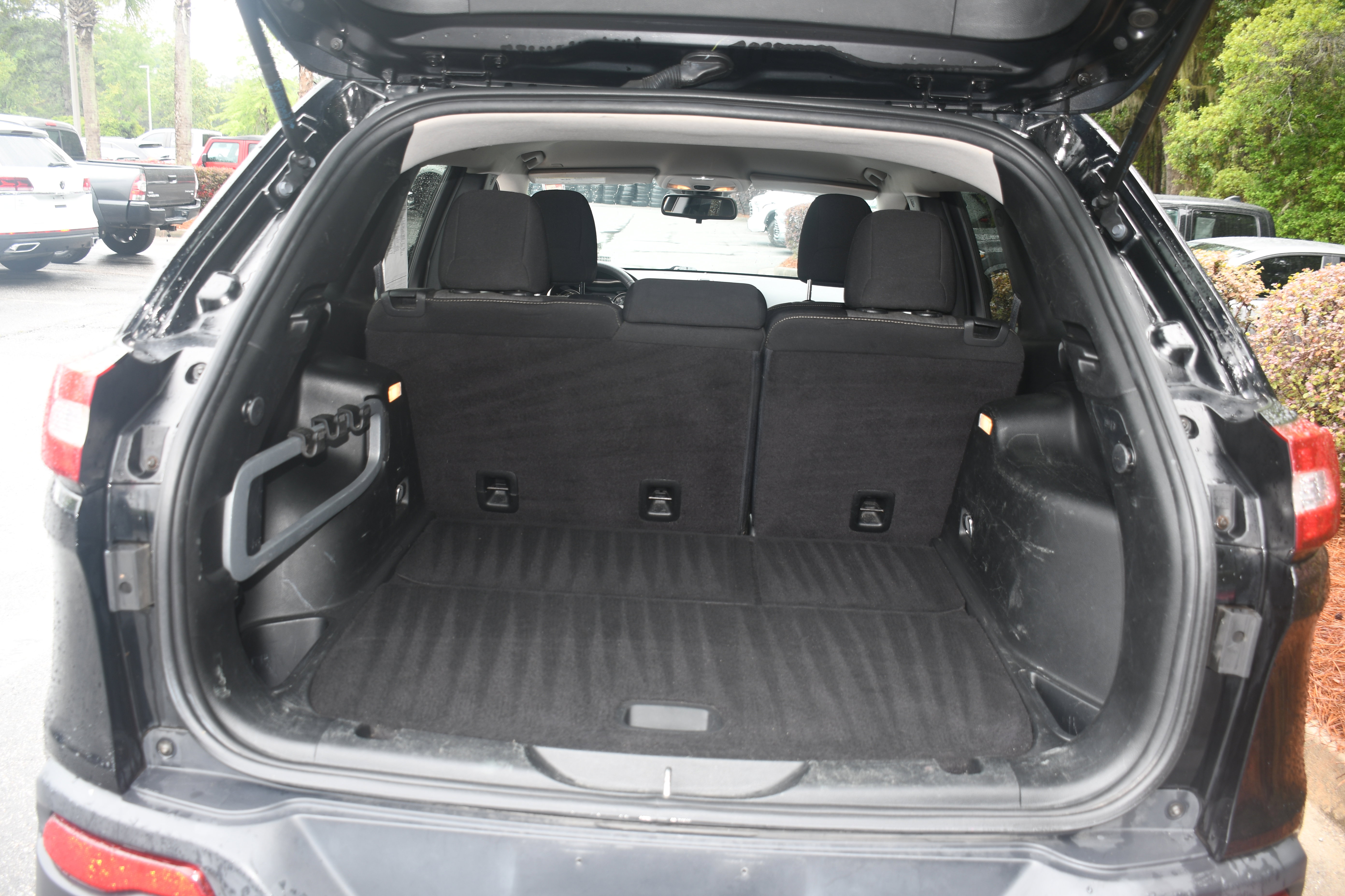 Used 2018 Jeep Cherokee Latitude AWD/4WD image 16