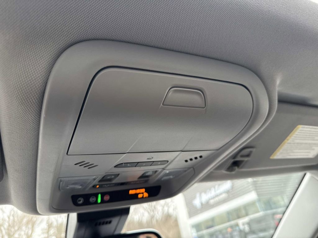 Used 2024 GMC Terrain SLT w/ Infotainment Package II image 30