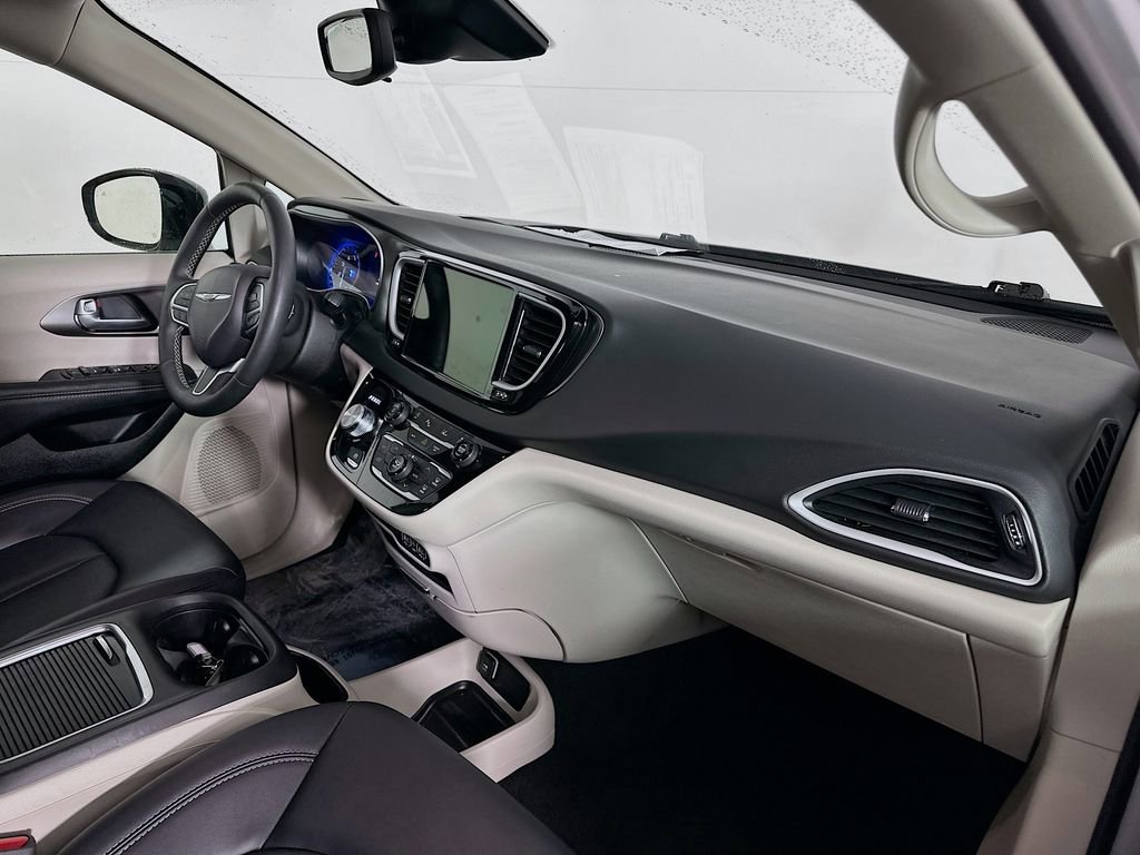 Used 2024 Chrysler Pacifica Touring-L image 40