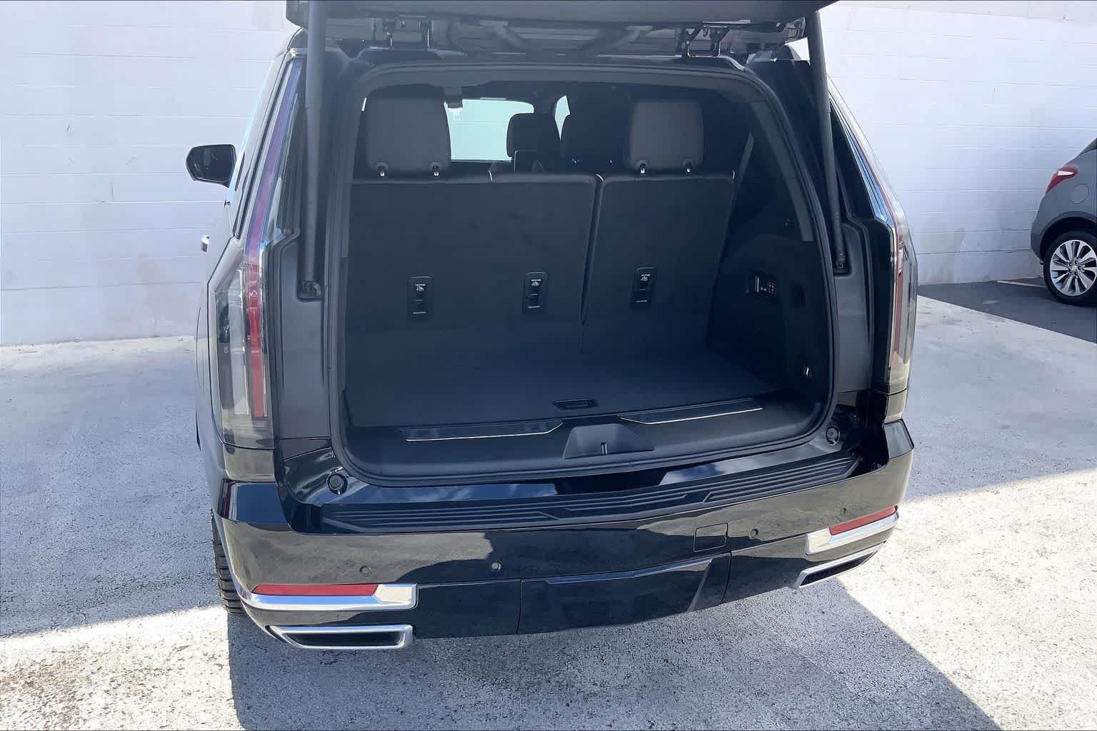 Used 2025 Cadillac Escalade Premium Luxury AWD/4WD image 18