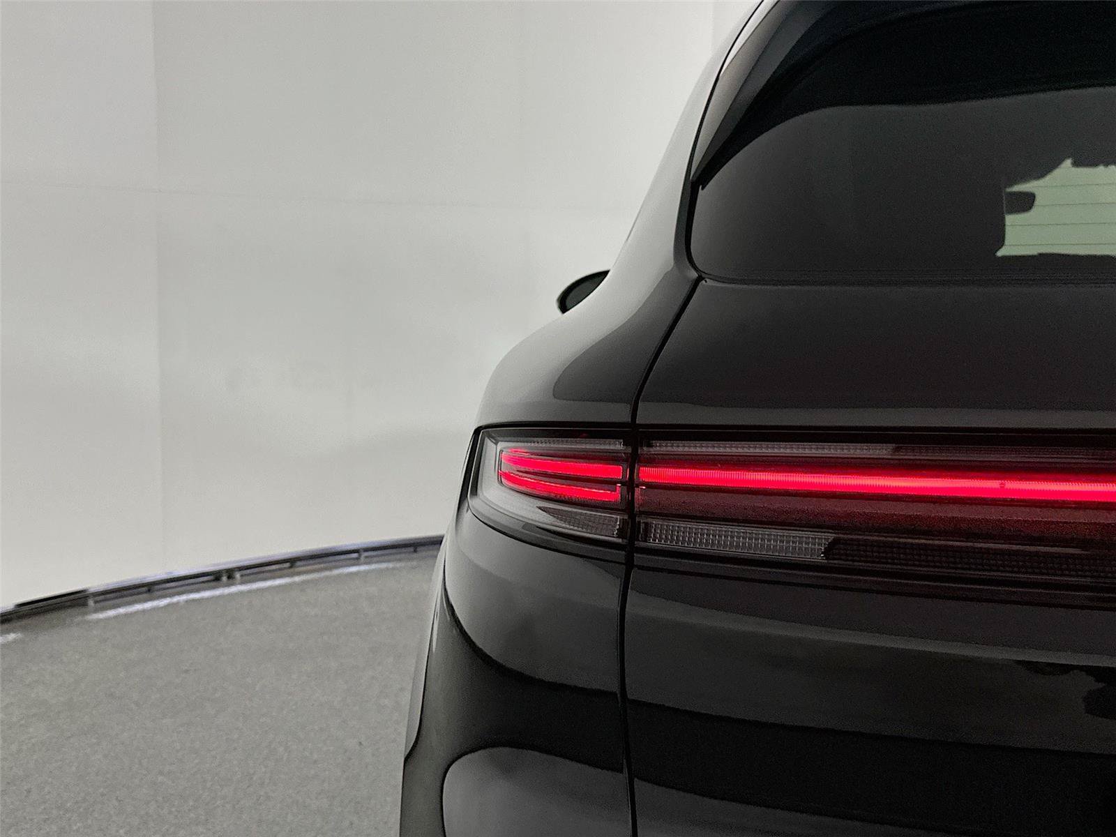 Certified 2025 Porsche Cayenne AWD/4WD image 16