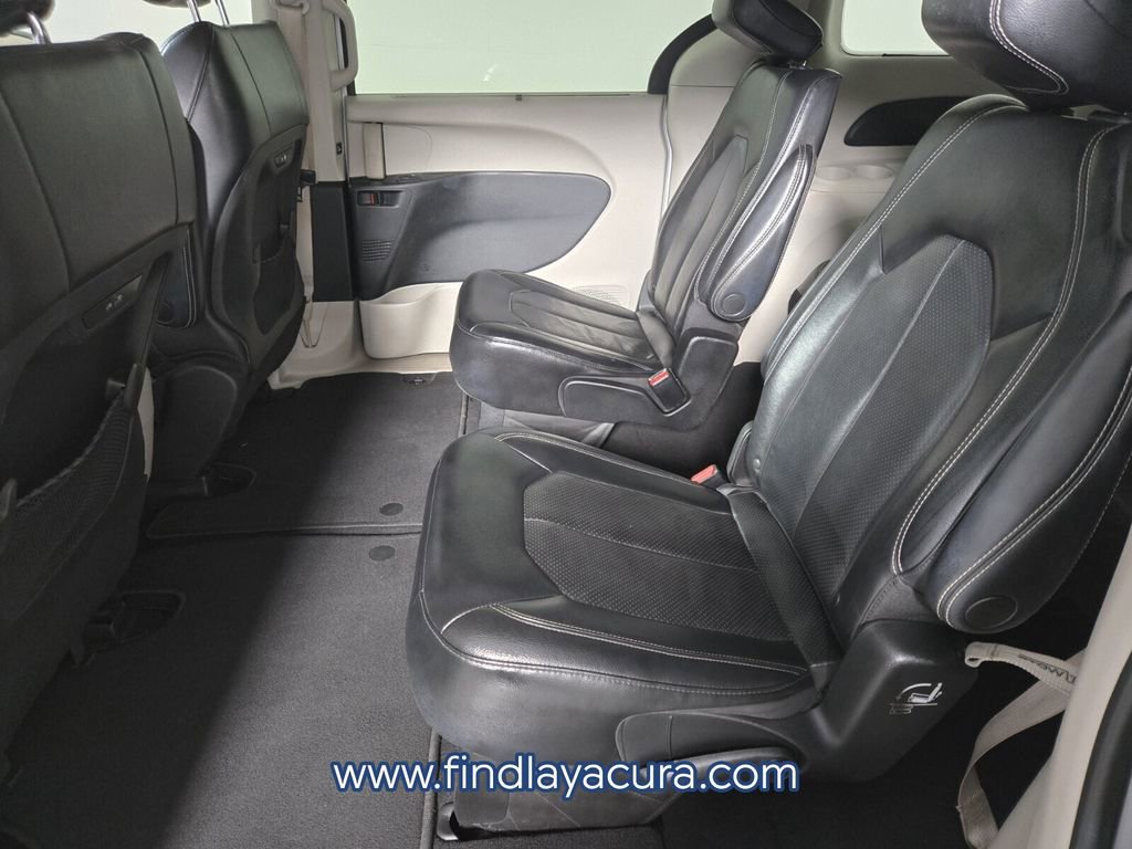 Used 2022 Chrysler Pacifica Touring-L image 12