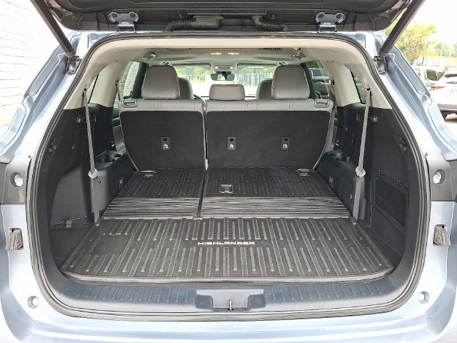 Used 2022 Toyota Highlander XLE AWD/4WD image 28
