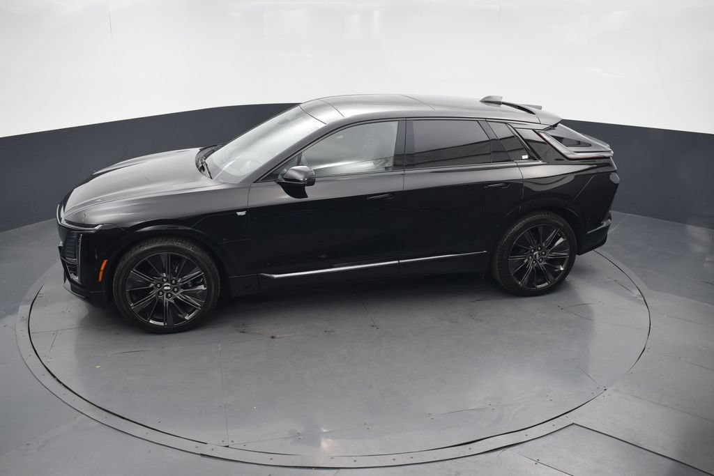 New 2026 Cadillac Lyriq Signature Sport w/ LPO, Floor Liner Package AWD/4WD image 40