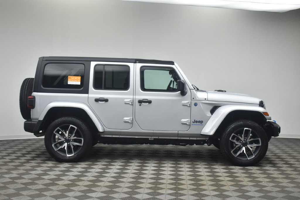 Certified 2024 Jeep Wrangler Unlimited w/ Convenience Group AWD/4WD image 11