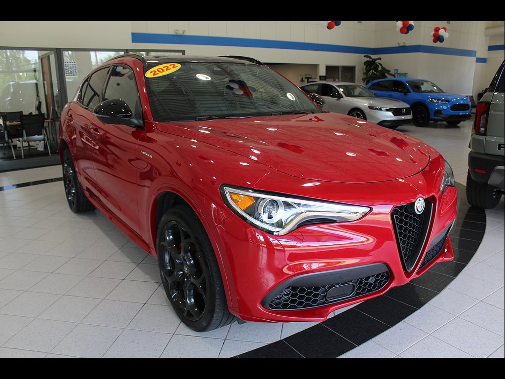 Used 2022 Alfa Romeo Stelvio Veloce AWD/4WD image 3