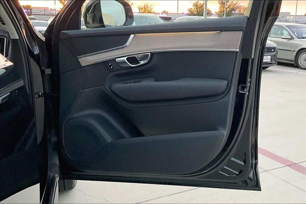 Certified 2025 Volvo XC90 B6 Plus image 24