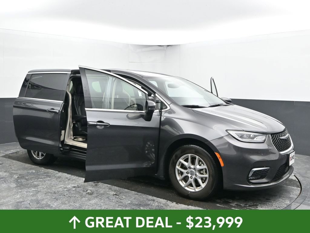 Used 2023 Chrysler Pacifica Touring-L image 51