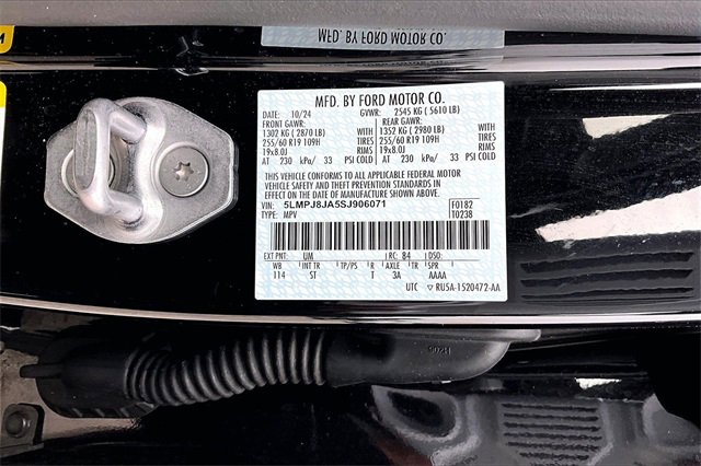 Used 2025 Lincoln Nautilus Premier image 31