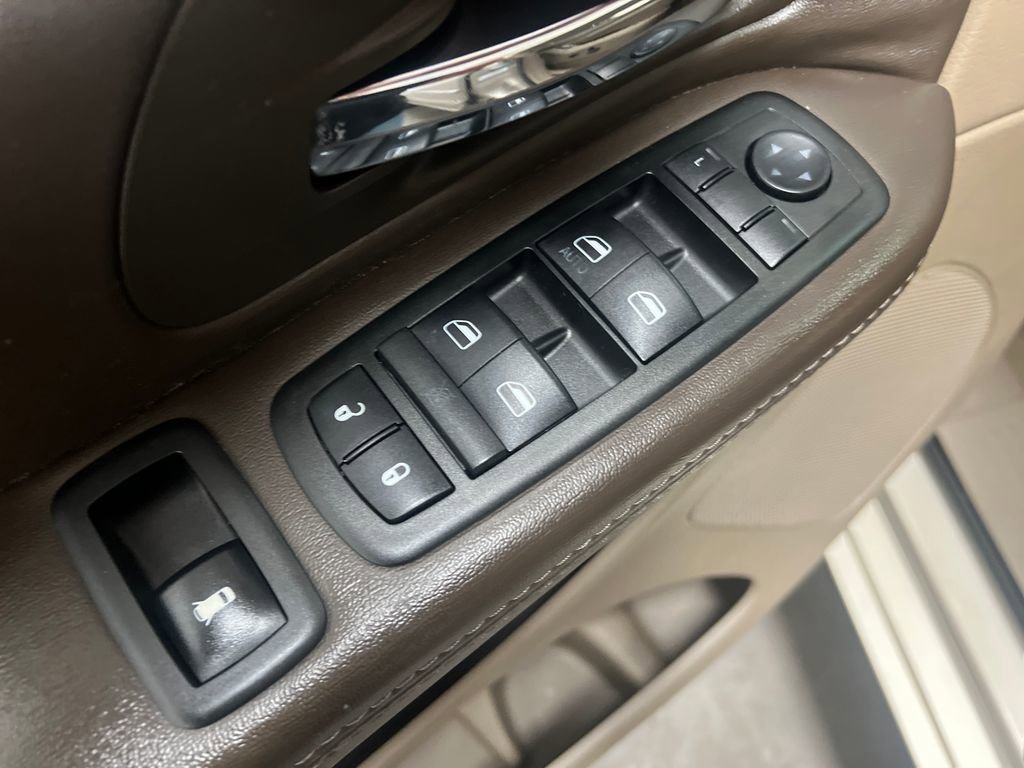 Used 2014 Chrysler Town & Country Touring-L w/ Driver Convenience Group FWD image 12