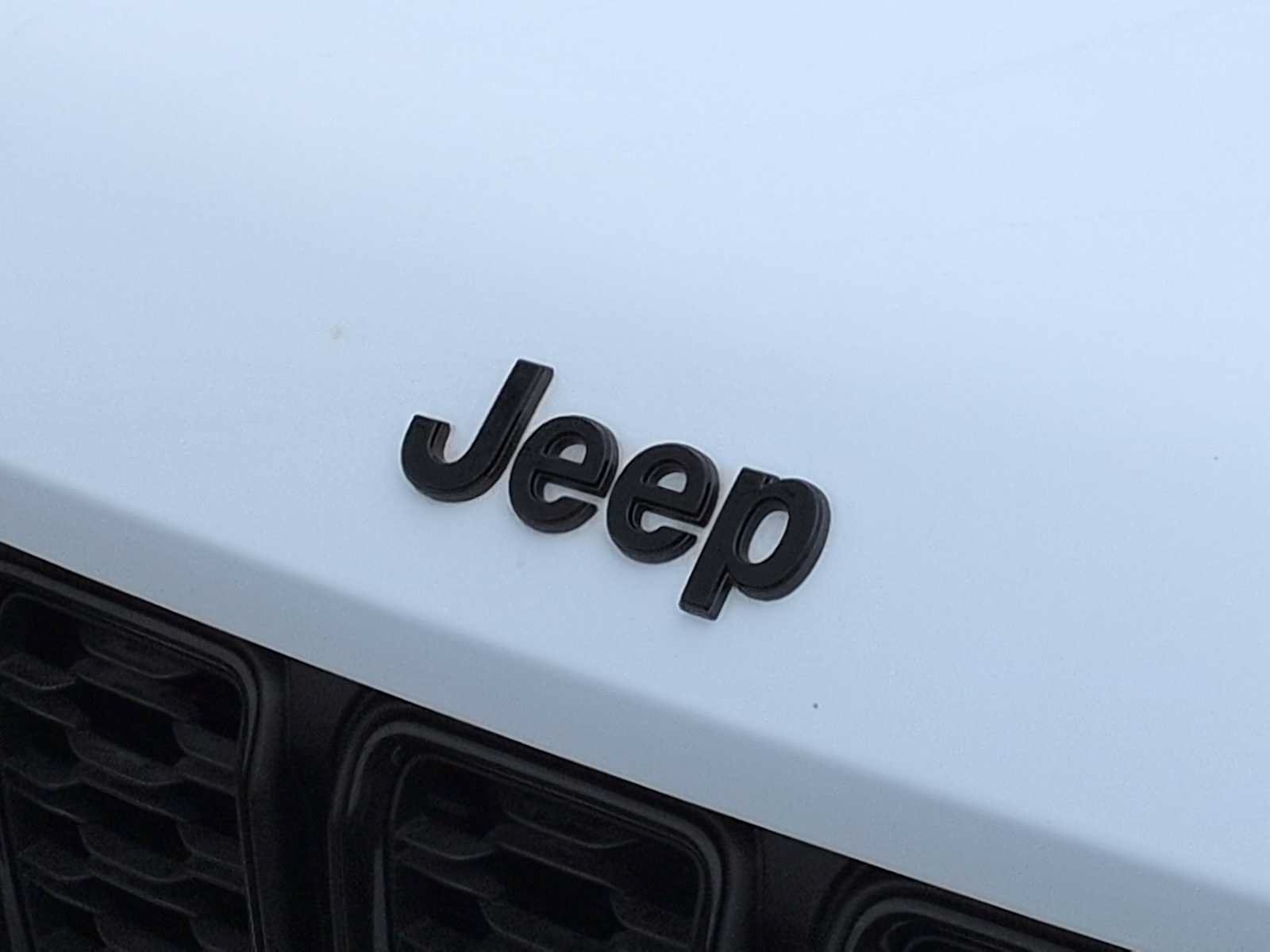 Used 2023 Jeep Grand Cherokee Altitude AWD/4WD image 12