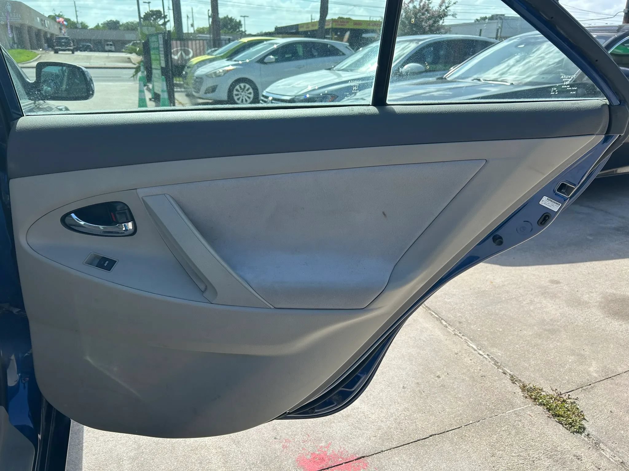 Used 2010 Toyota Camry LE FWD image 17