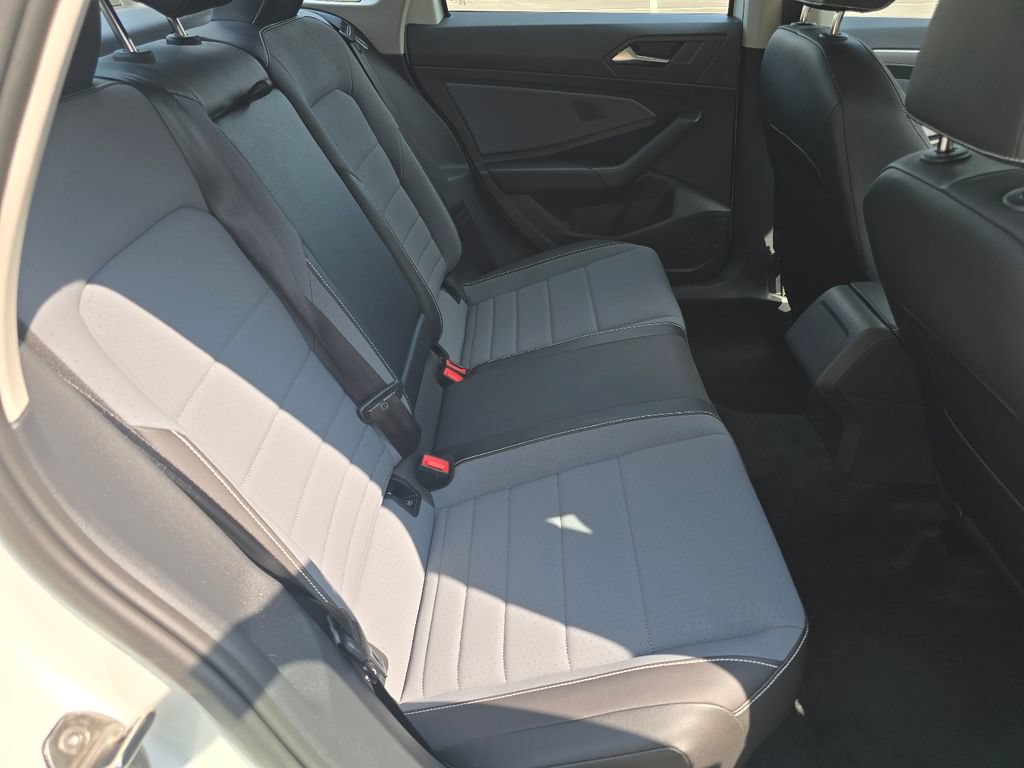 Certified 2025 Volkswagen Jetta SE w/ Black Wheel Package FWD image 24