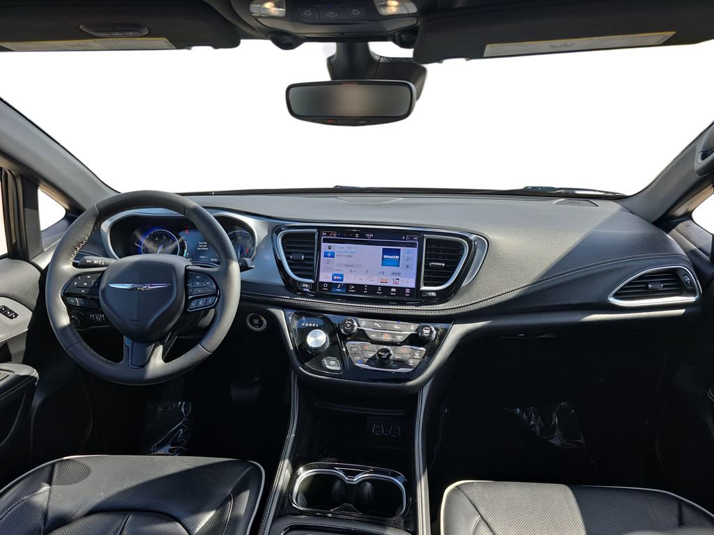 Used 2025 Chrysler Pacifica Limited FWD image 9