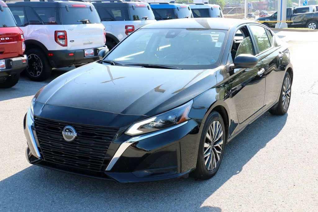 Used 2025 Nissan Altima 2.5 SV FWD image 2