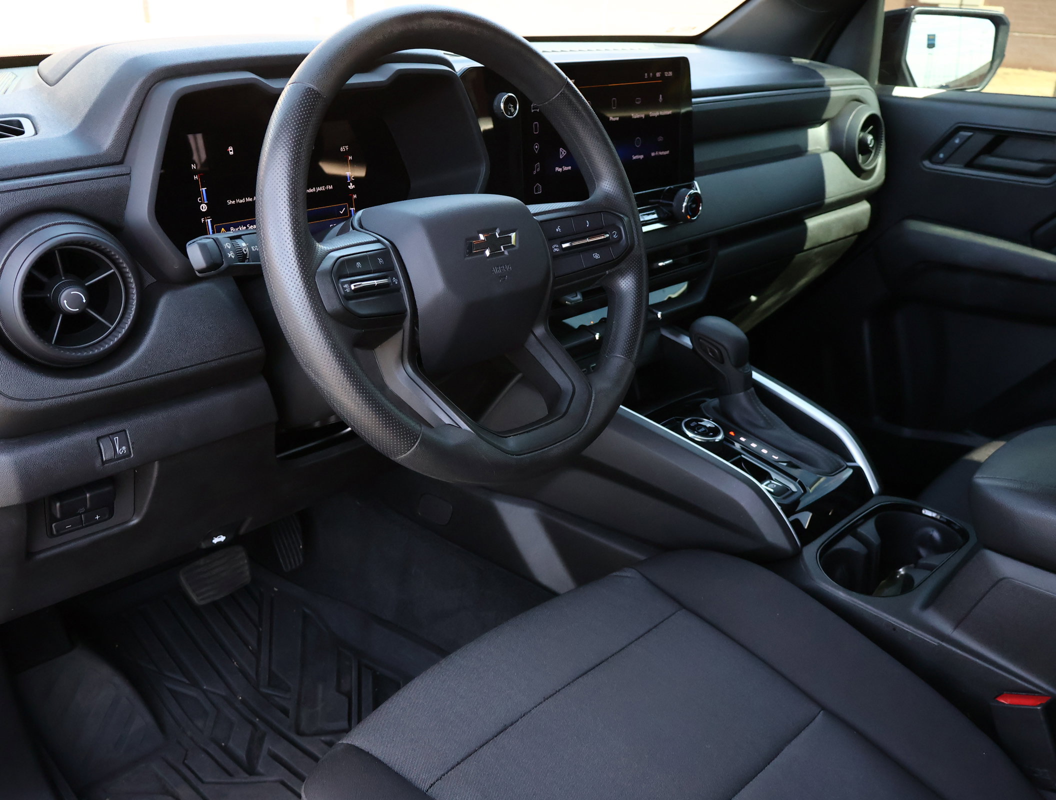 Used 2023 Chevrolet Colorado Trail Boss w/ Technology Package image 3