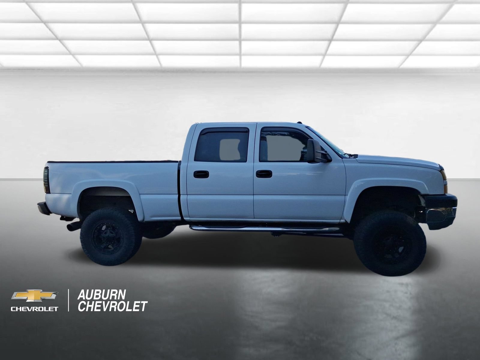 Used 2005 Chevrolet Silverado 2500 LT w/ Heavy-Duty Power Package AWD/4WD image 2