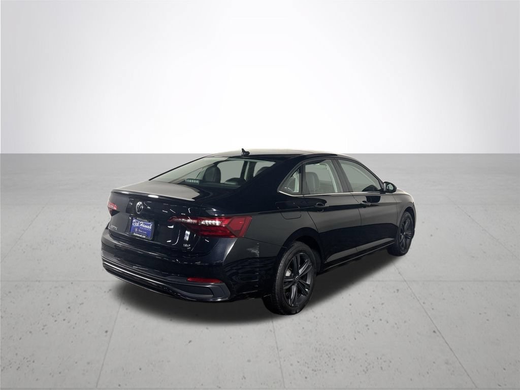 Certified 2022 Volkswagen Jetta SE FWD image 8