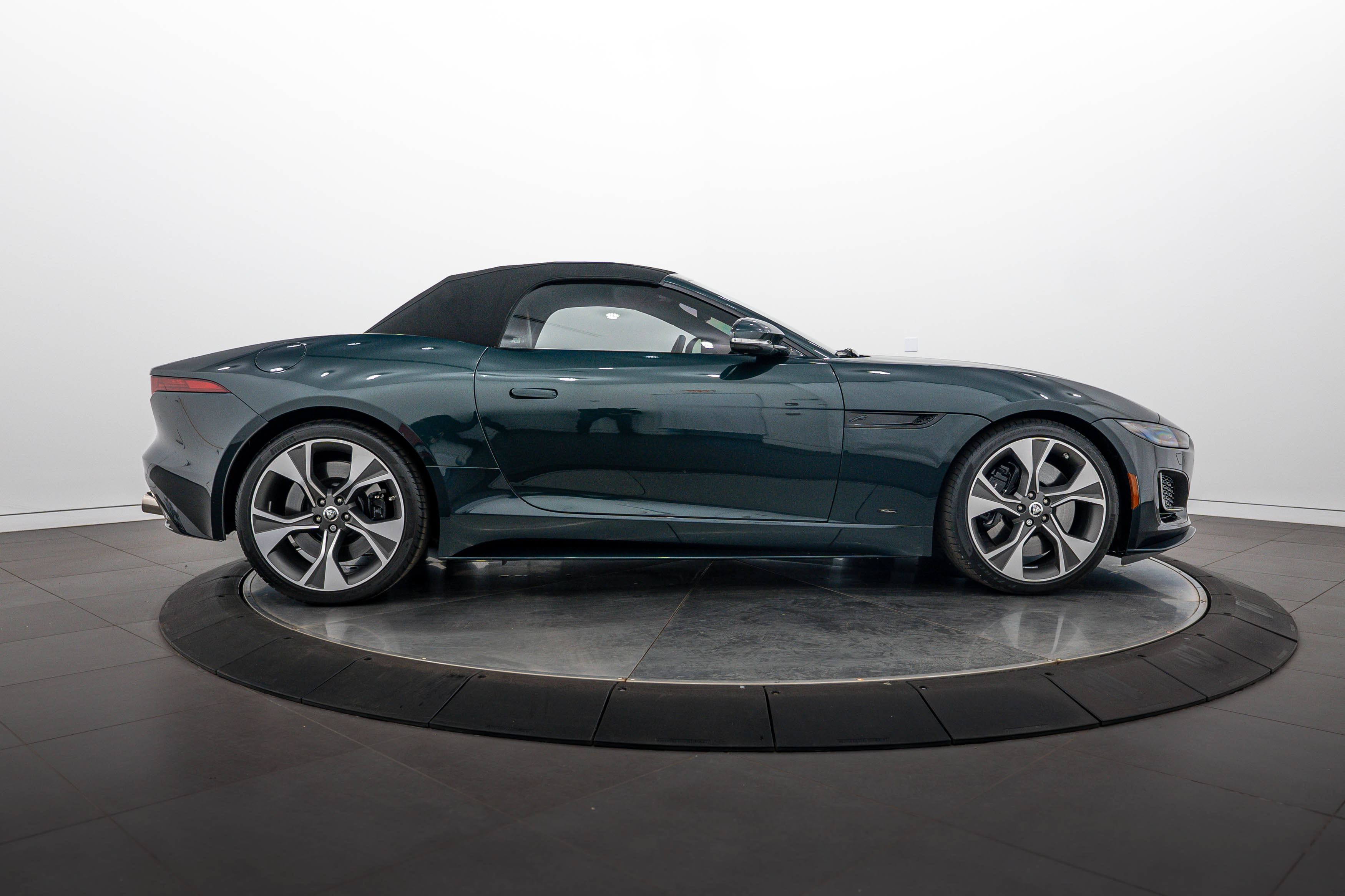 Used 2024 Jaguar F-TYPE Convertible AWD image 30