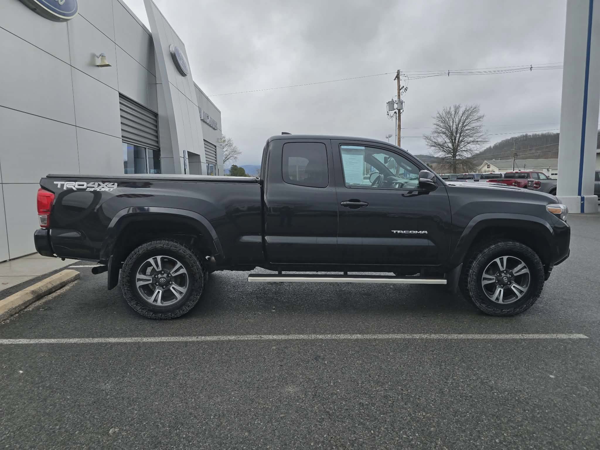 Used 2017 Toyota Tacoma TRD Sport w/ Tow Package (A/T) image 2