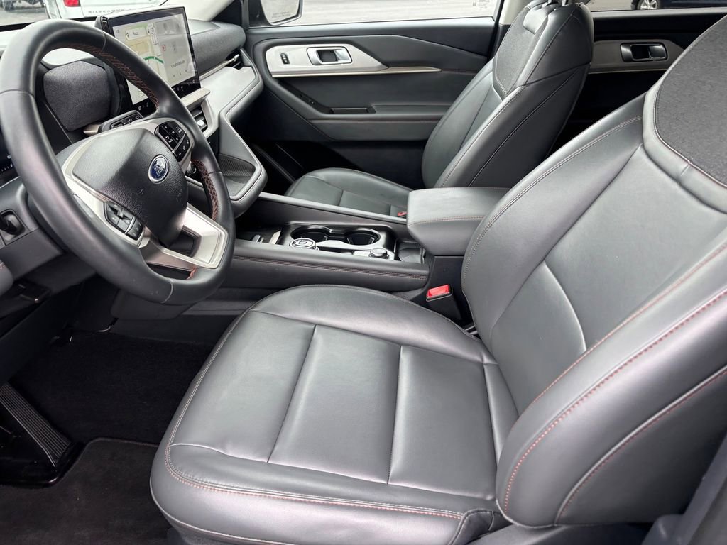 Used 2025 Ford Explorer Active w/ Active Comfort Package RWD image 10