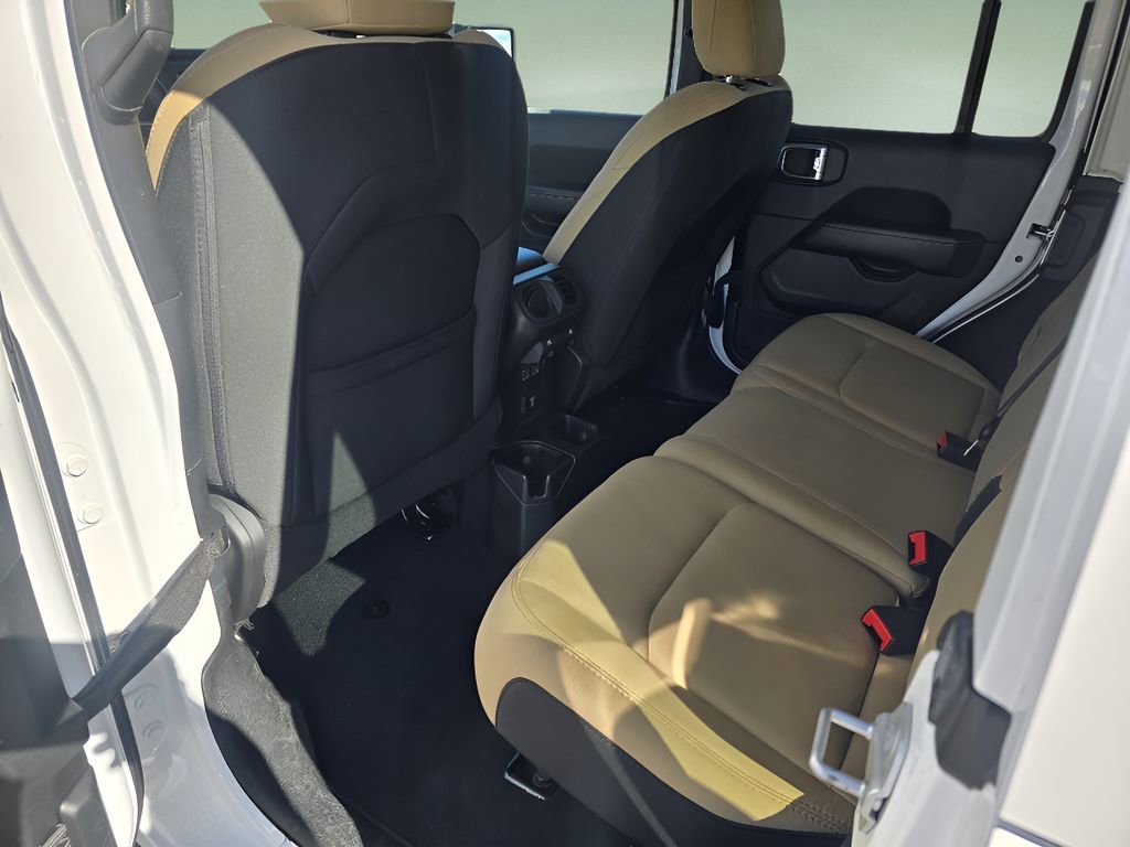 Used 2018 Jeep Wrangler Unlimited Sahara w/ Cold Weather Group image 15