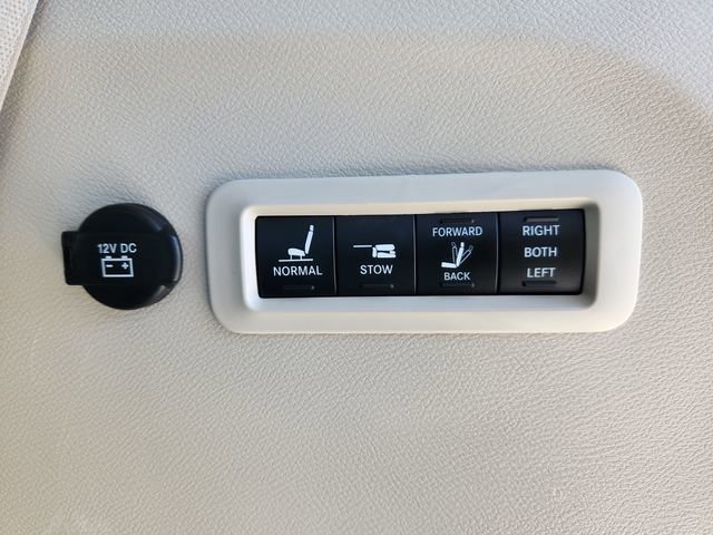 Used 2020 Chrysler Pacifica Limited image 34