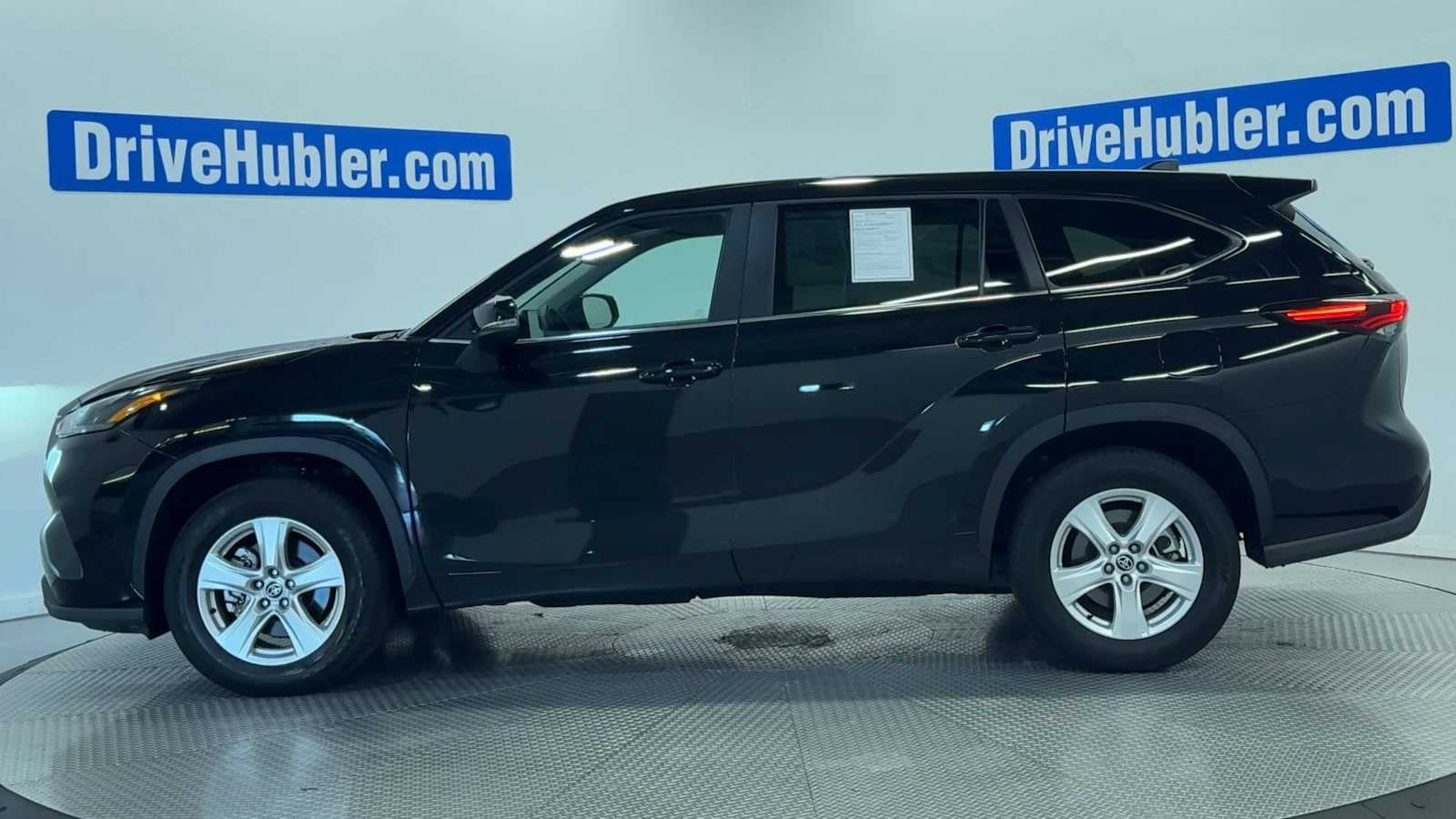 Used 2025 Toyota Highlander LE FWD image 5