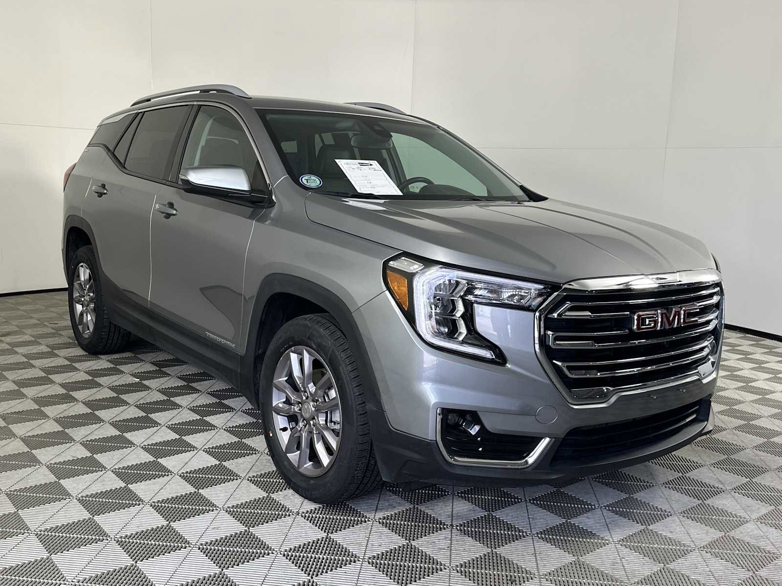 Used 2024 GMC Terrain SLT AWD/4WD image 1