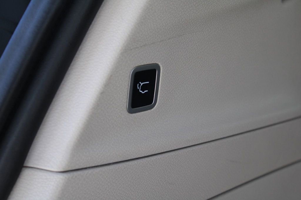 Used 2020 Chrysler Voyager Lxi image 16