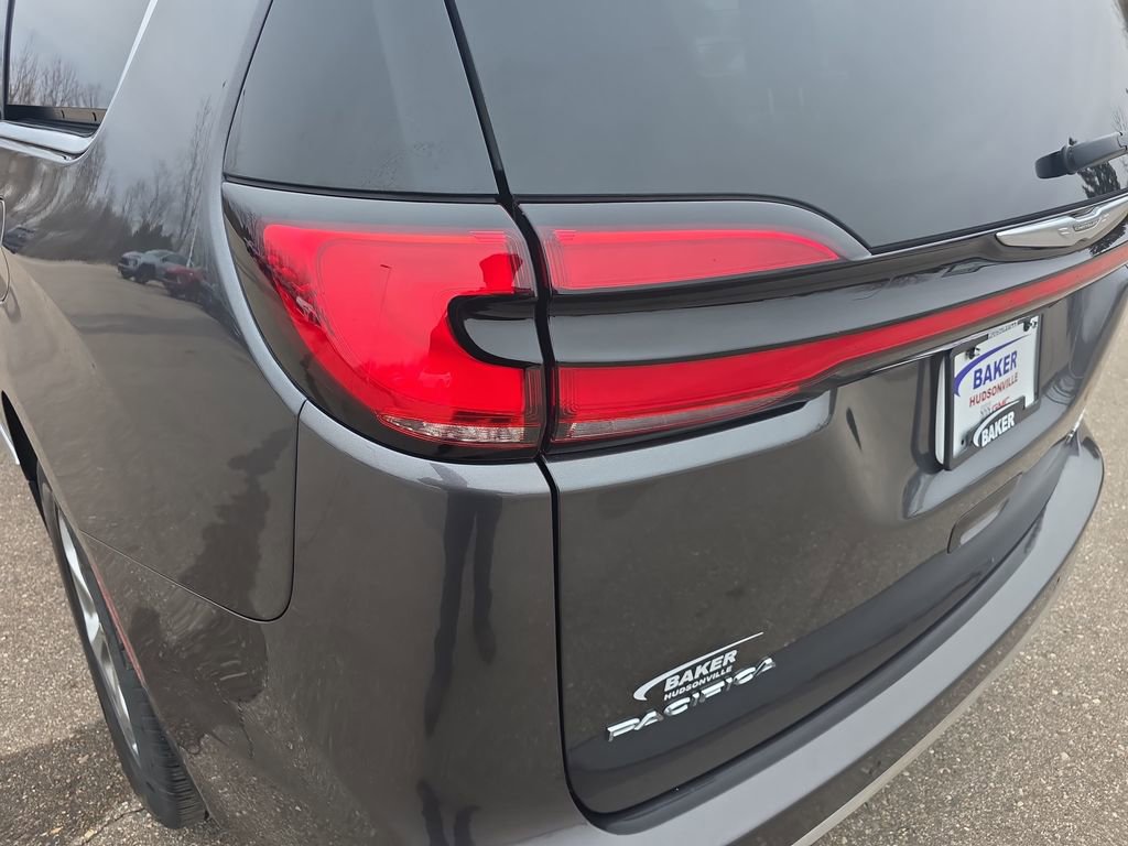 Used 2023 Chrysler Pacifica Limited image 36
