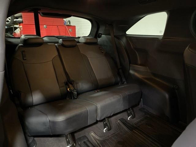 Used 2022 Toyota Sienna XLE Woodland Edition image 28