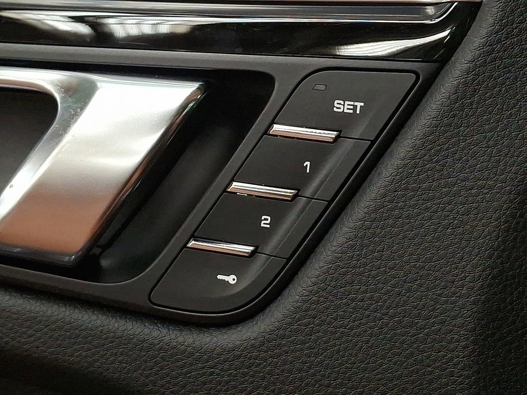 Used 2021 Porsche Macan Turbo image 25