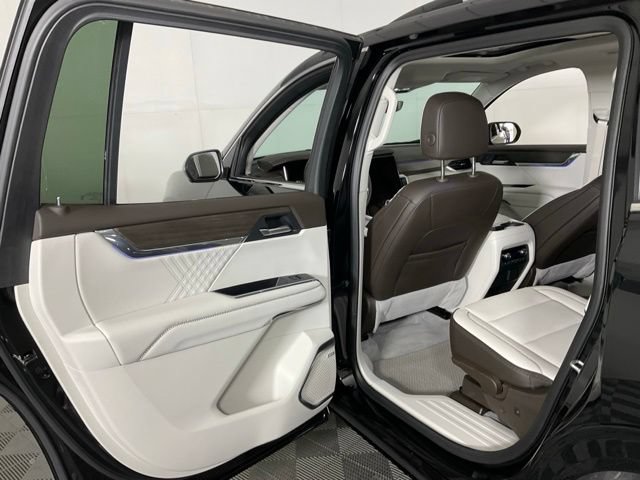 Used 2025 GMC Acadia Denali w/ Super Cruise Package FWD image 32
