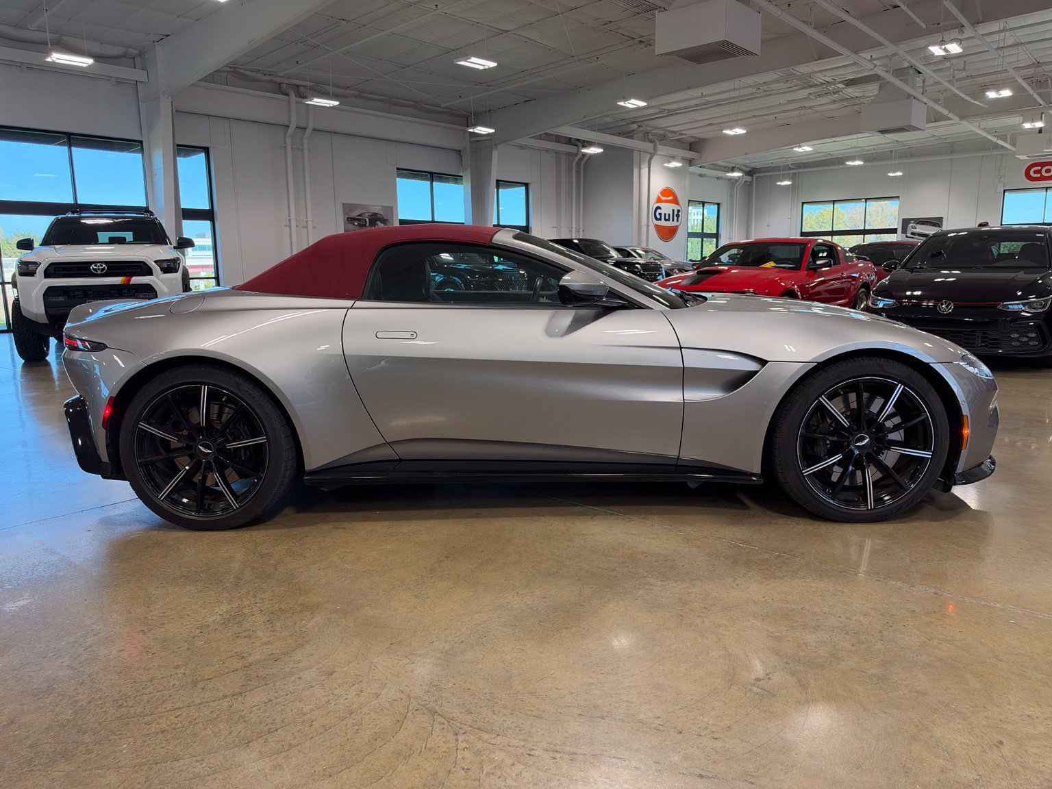 Used 2021 Aston Martin V8 Vantage Roadster RWD image 17