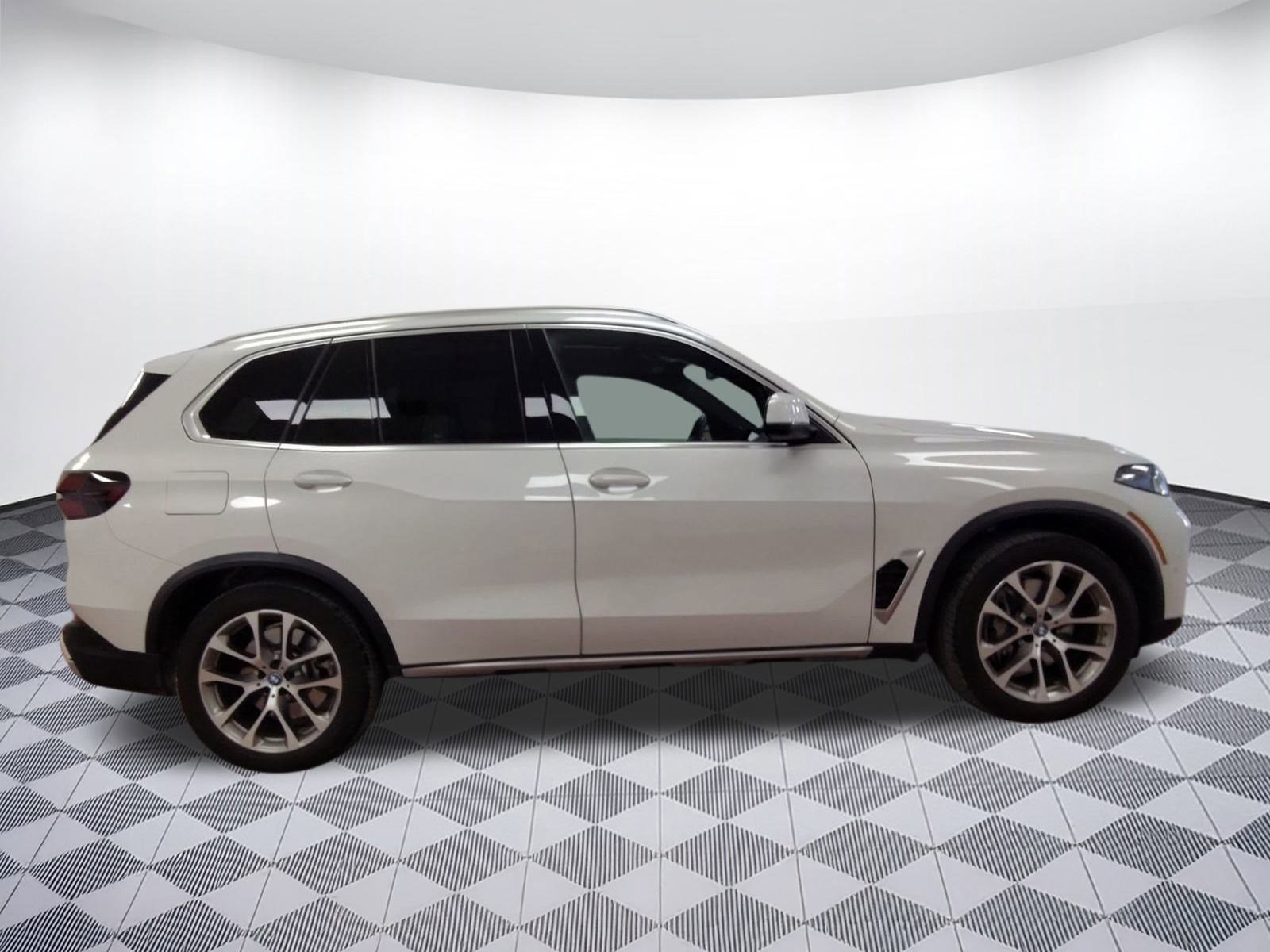 Used 2025 BMW X5 xDrive50e image 7