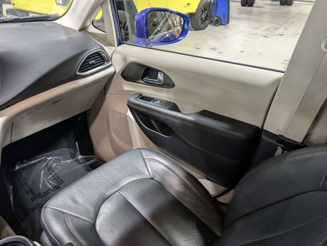 Used 2020 Chrysler Pacifica Touring-L FWD image 18
