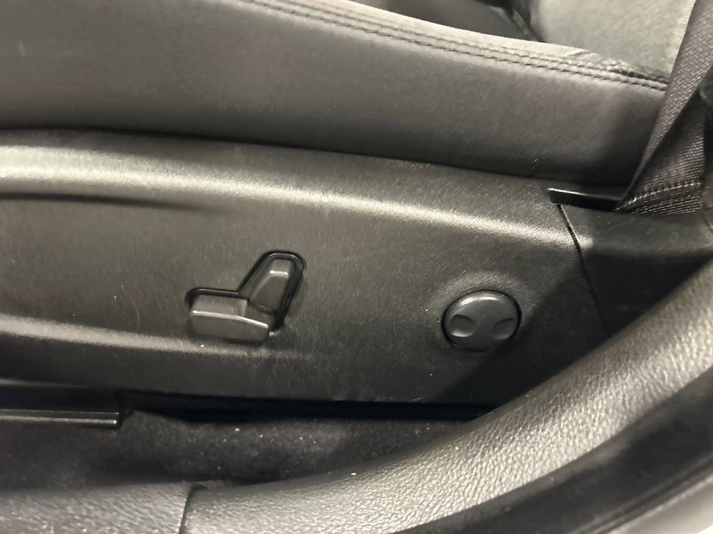 Used 2022 Chrysler 300 Touring w/ Sport Appearance Package image 16